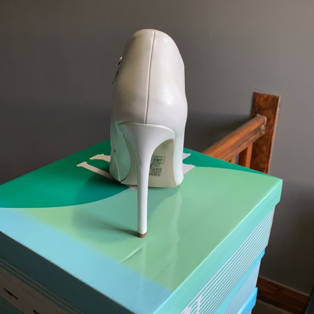 SALE - BOGO 3 for $20 🔥 OFF WHITE ANKLE BOOTIE - Picture 5 of 6